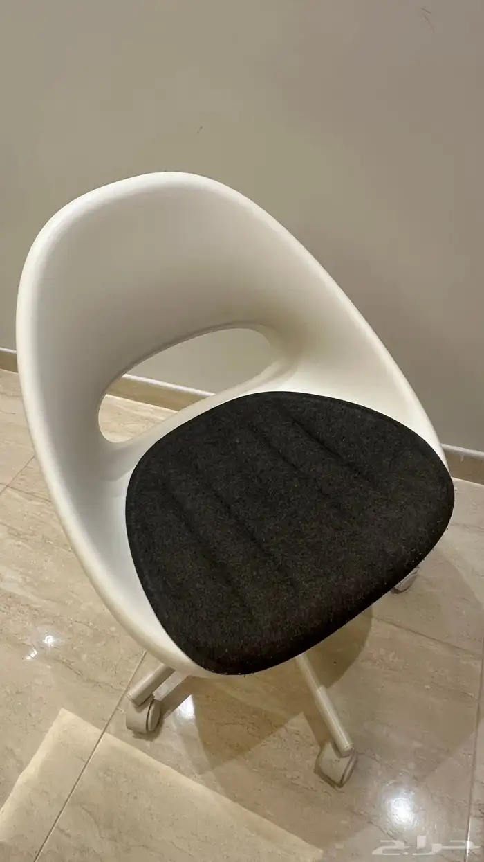 مكتب خشب ابيض وكرسي ايكيا للبيع مستعمل في حالة ممتازة 1