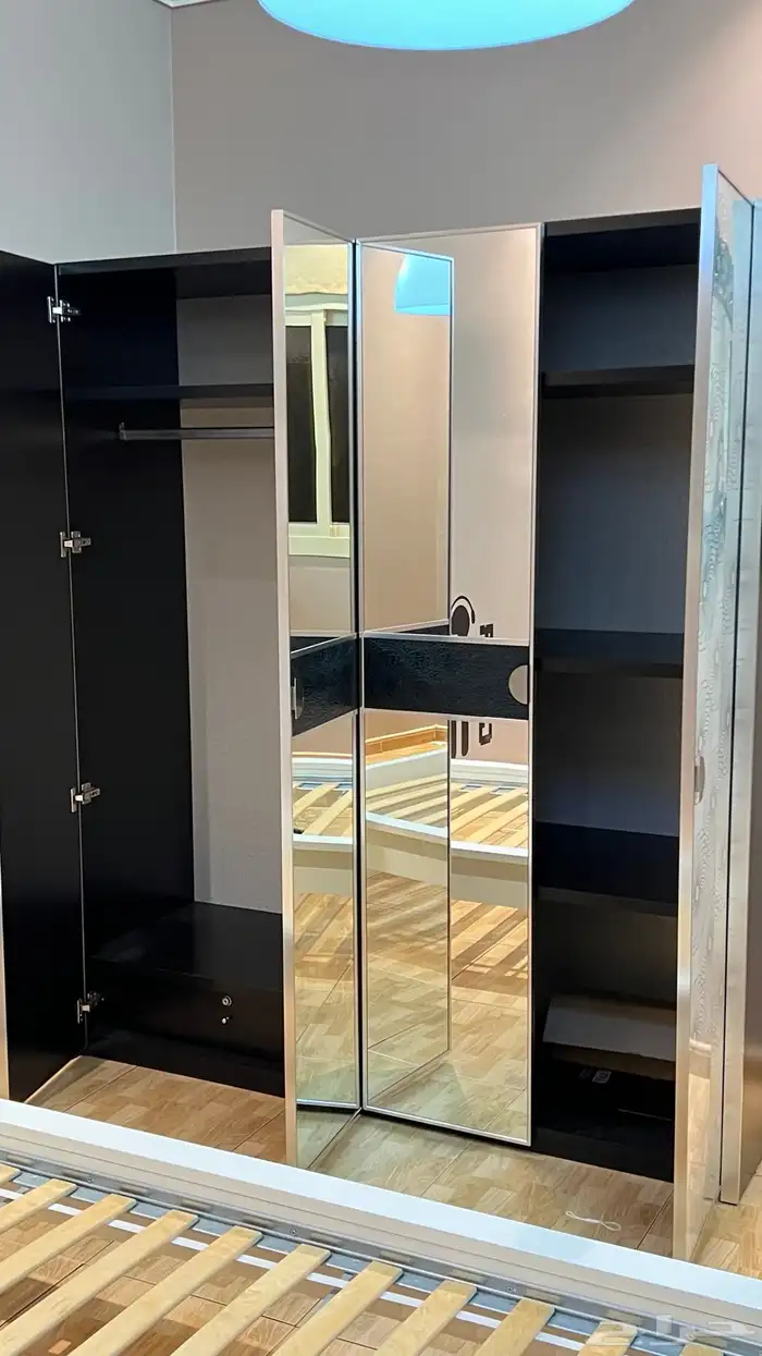 دولاب ملابس من هوم سنتر سليم مع مرايا مع طاولة ايكيا 2