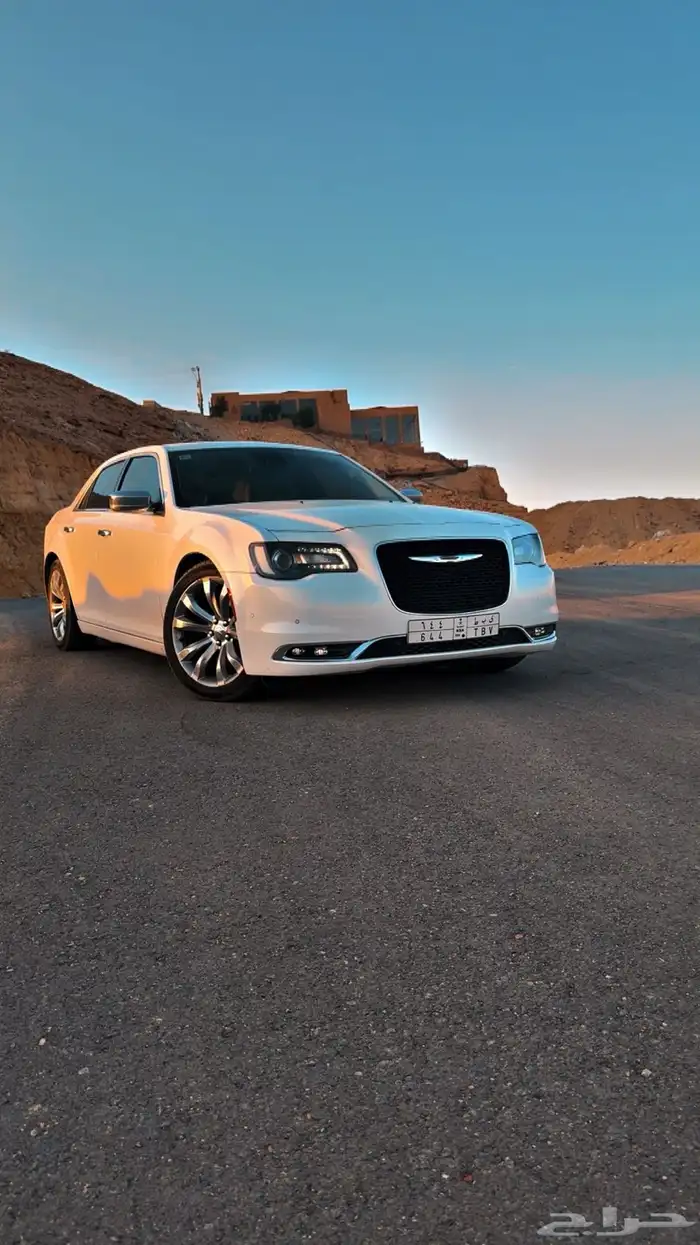 كرايسلر v8 أبيض 0