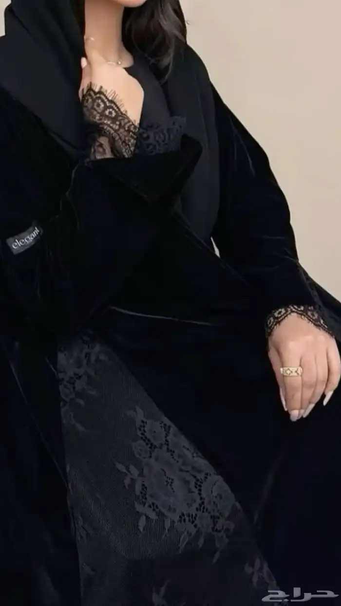 عارضة ازياء عبايات. 1