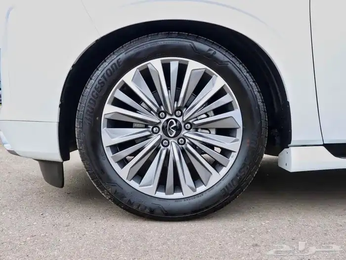 للبيع انفنتي QX80 موديل 2025 فئه SENSORY وارد كندا 3