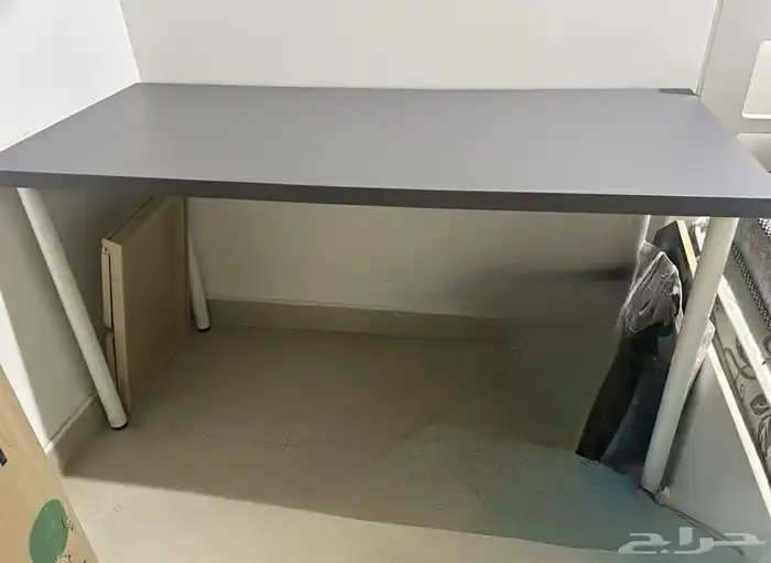 طاولة مكتب من ايكيا جديدة استعمال قليل نظيفة 0