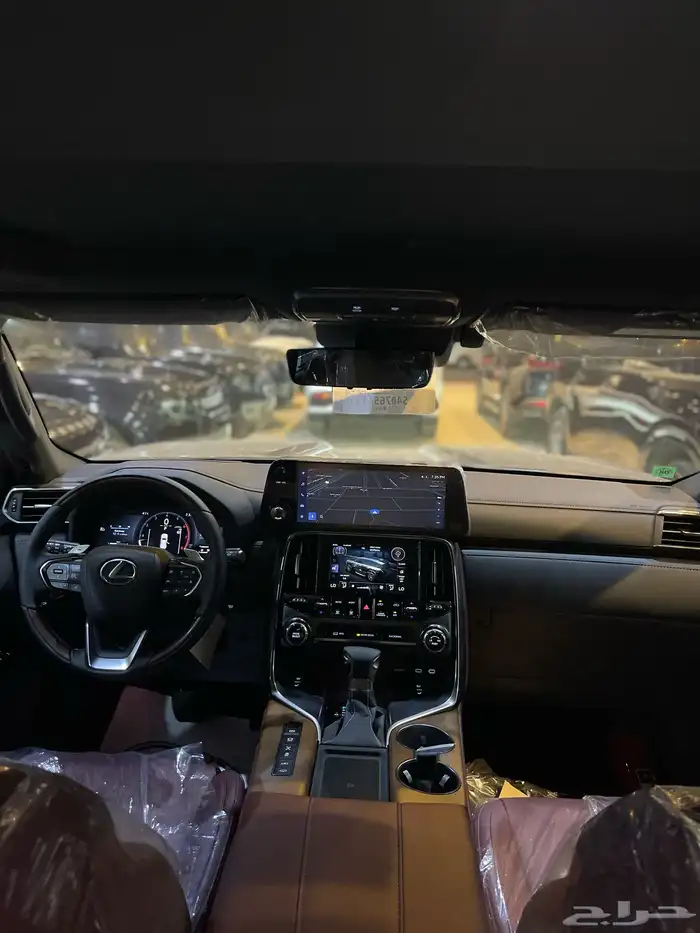 لكزس بي بي الساير اسود داخلي احمر 2025 16