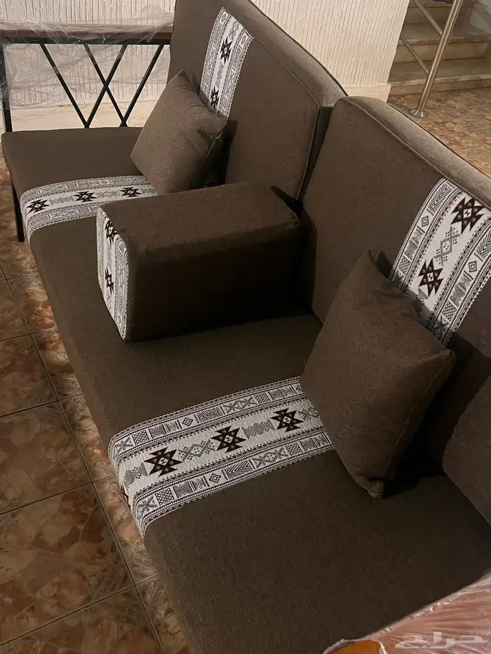 للبيع جلسه خارجيه حديد جديده مع جلسه قماش جديد9اشخاص طاوله 4