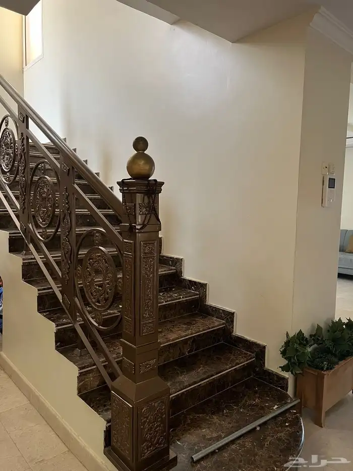 فيلا للبيع بحي الفلاح 5