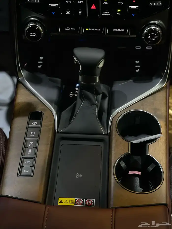 لكزس بي بي الساير اسود داخلي احمر 2025 15