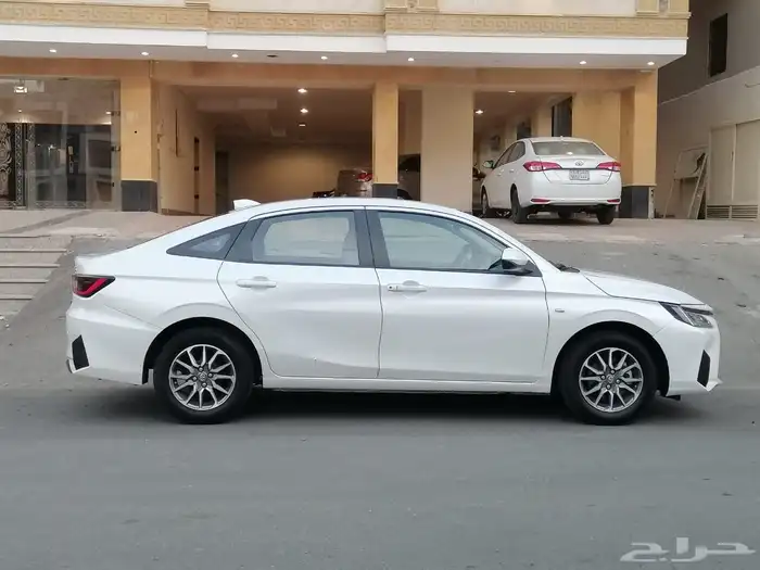 للبيع تويوتا يارس الموديل 2023 بحالة ممتازة جدا 6