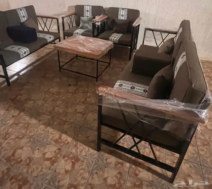 للبيع جلسه خارجيه حديد جديده مع جلسه قماش جديد9اشخاص طاوله 6