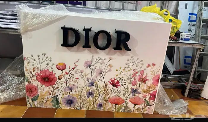 ستاند عطور متكون من طاولة طويله مع 6 طاولات دائريه 1