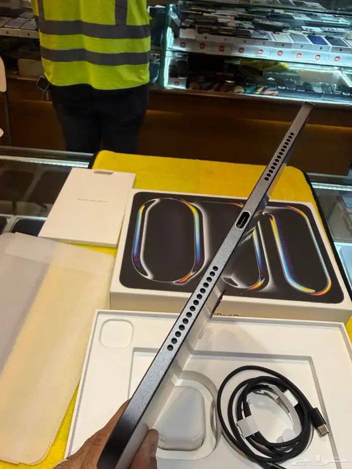 آيباد برو 2024 معالج M4 مع كرتونه وكامل اغراضه جدا  نضيف 9