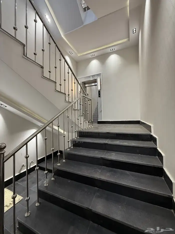 للبيع شقة علوي 6 غرف ببلكونة قرب منتزه المطآر بأبها 550 الف 3