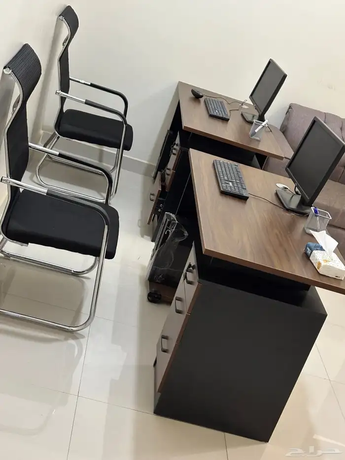 مكتب لإيجار للتقبيل مع بيع الأثاث المكتبي 4