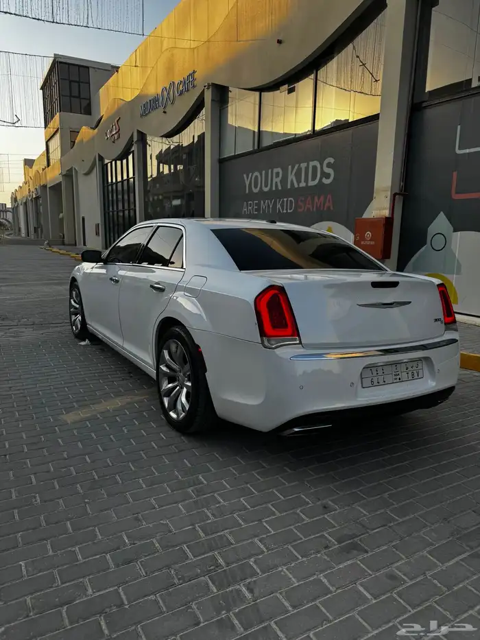 كرايسلر v8 أبيض 12