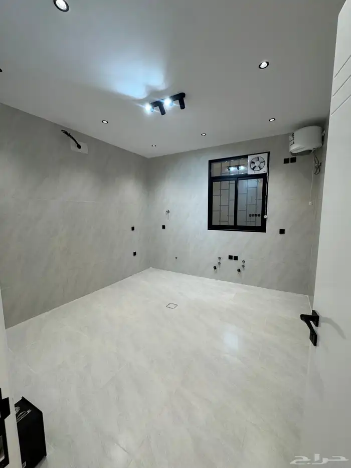 للبيع مقابل نادي ضمك شقق تمليك أرضي بمدخل سياره تشطيب vip 7