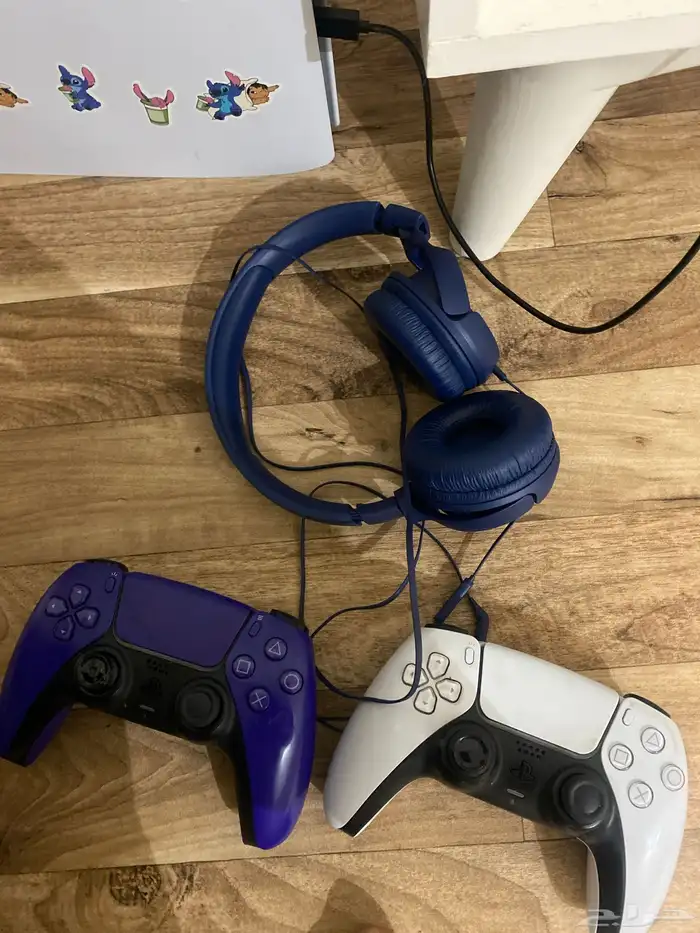 بلاستيشن 5 للبيع جديد ونظيف معاه يدين وسماعتين وم 2