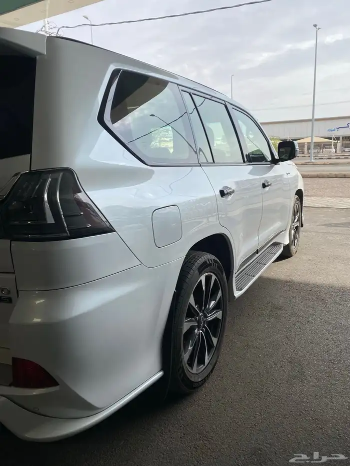 لكزس LX 570 بلاك اديشن 2018 11