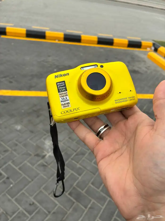 كاميرا Nikon COOLPIX ضد الماء 10م وضد الصدمات للبيع (بدون بط 3