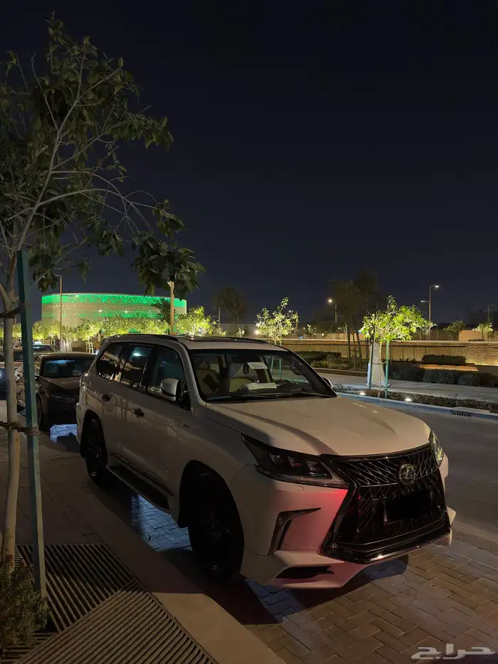 للبيع لكزس LX570 موديل 2020 1
