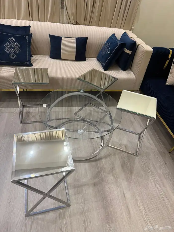 طاوله قهوه مع 4طاوله خدمه نظيف جدا وخاليه من الخدش والكسر 1