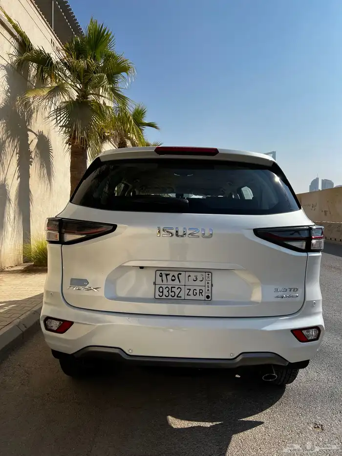 ISUZU MU-X 8