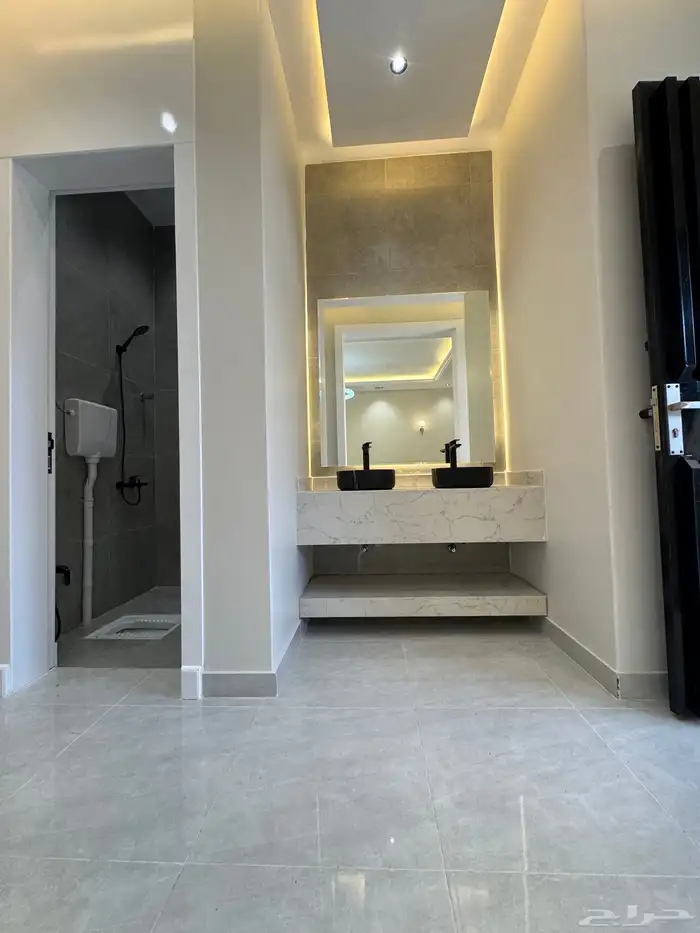 للبيع مقابل نادي ضمك شقق تمليك أرضي بمدخل سياره تشطيب vip 5