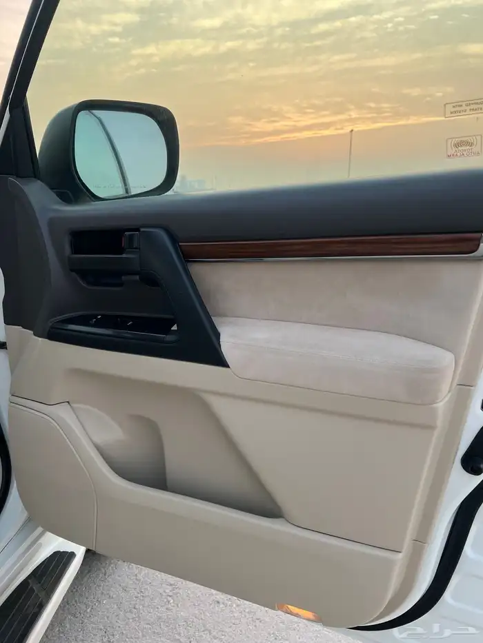 لاندكروزر 2018 سعودي فل كامل 14