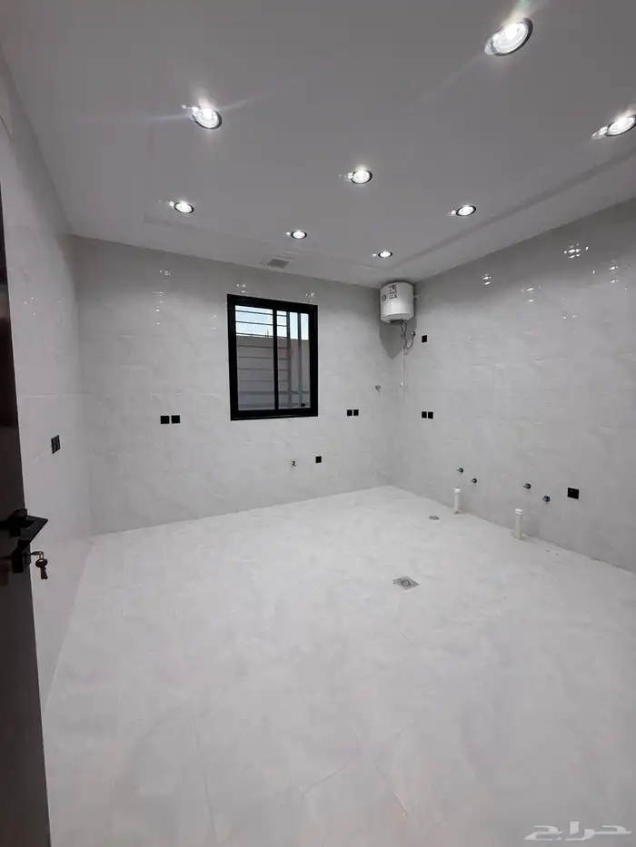 للبيع ارواف علويه 9غرف وشقق ارضيه ببايكة سيارة ف درة الموسي 9