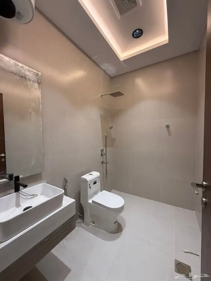 للبيع شقق ارضيه بمداخل مستقله وشقق علويه بملحق ف حي حسام 17