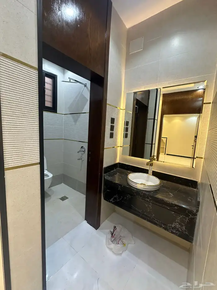 للبيع روف مع ملحق من8 غرف ومشب شرق الخميس 16