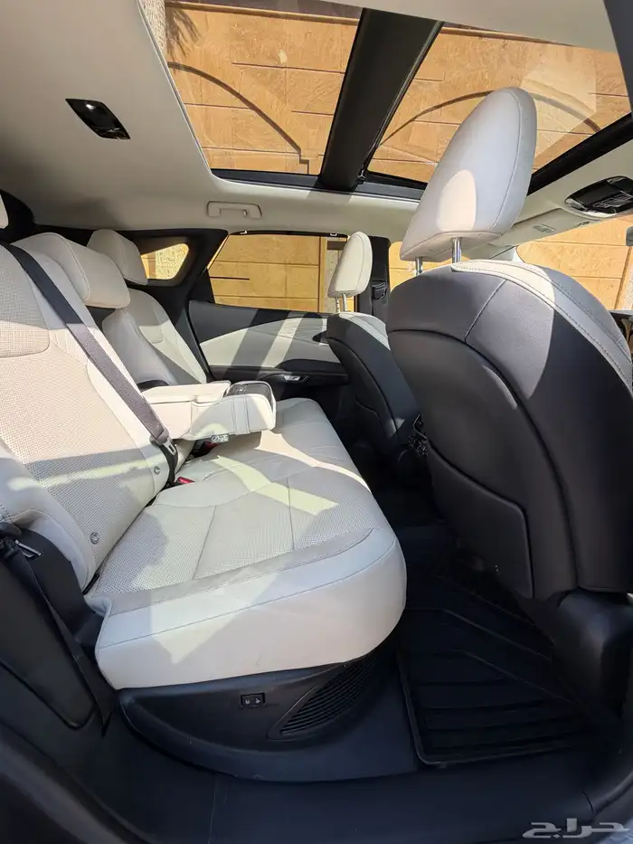 لكزس RXBH هايبرد 2024 للبيع بلاتينيوم 21