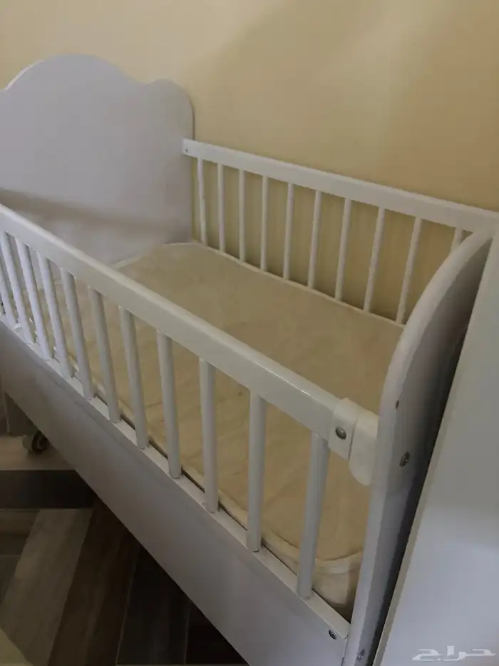 سرير اطفال مع مراتبه ثنتين وجلاسه اطفال 0