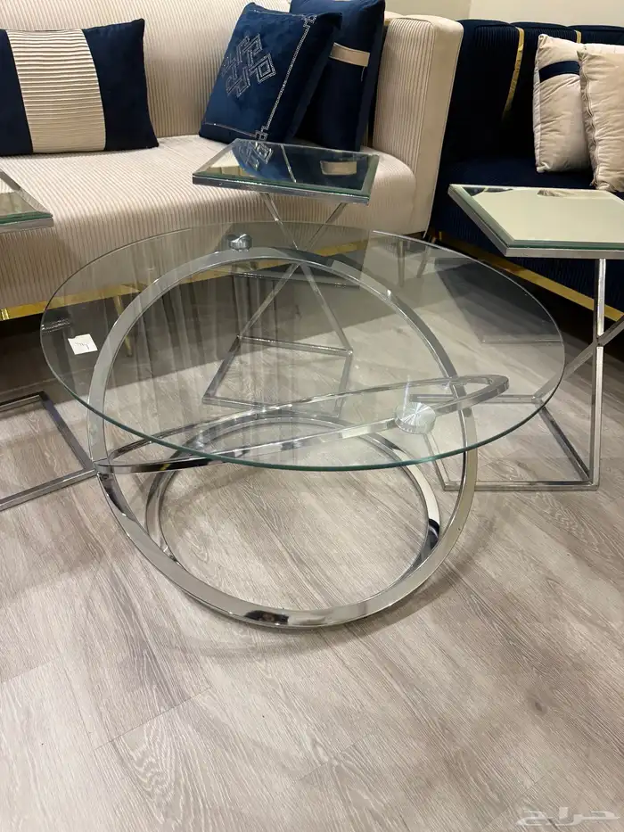 طاوله قهوه مع 4طاوله خدمه نظيف جدا وخاليه من الخدش والكسر 2