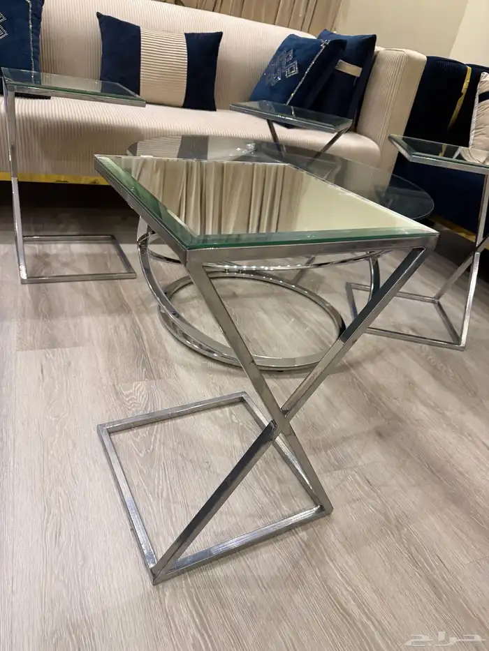 طاوله قهوه مع 4طاوله خدمه نظيف جدا وخاليه من الخدش والكسر 4