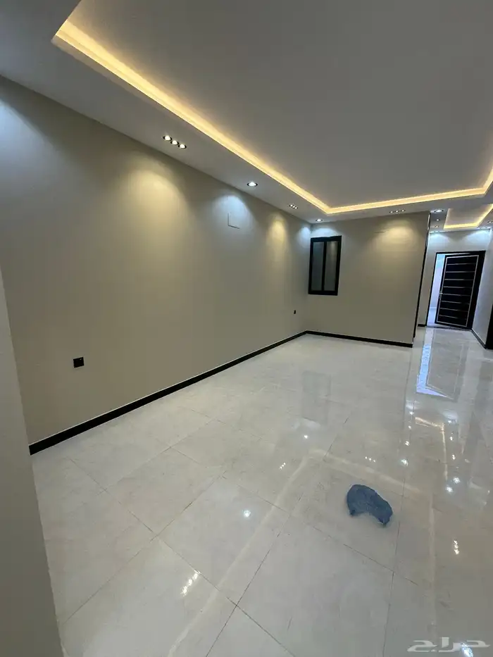 للبيع روف مع ملحق من8 غرف ومشب شرق الخميس 19