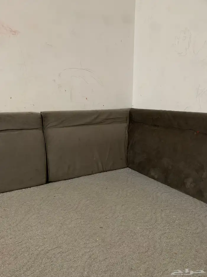 سلام عليكم متوفر مساند العدد8 واحدة زاوية 1