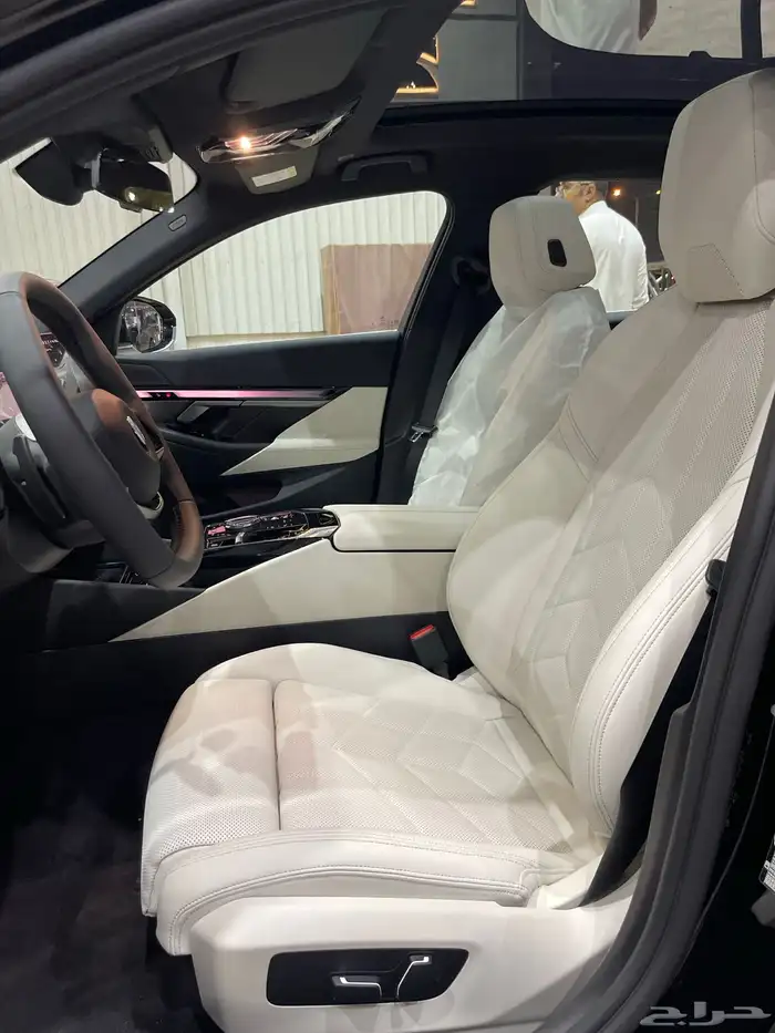 بي ام 520i Luxury اسود-اوف وايت كاش اقساط 9