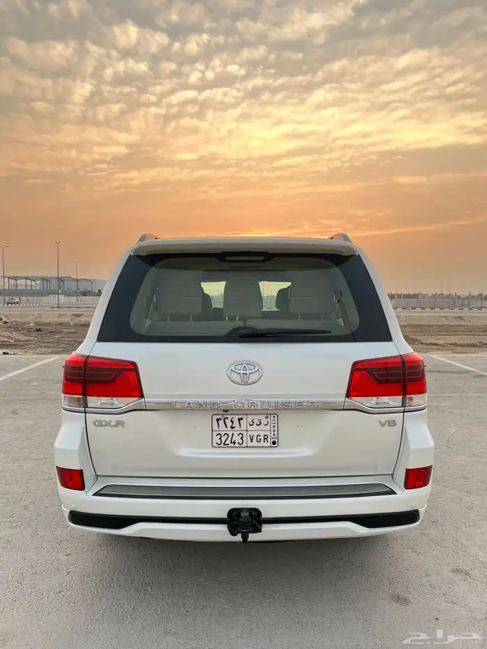 لاندكروزر 2018 سعودي فل كامل 9