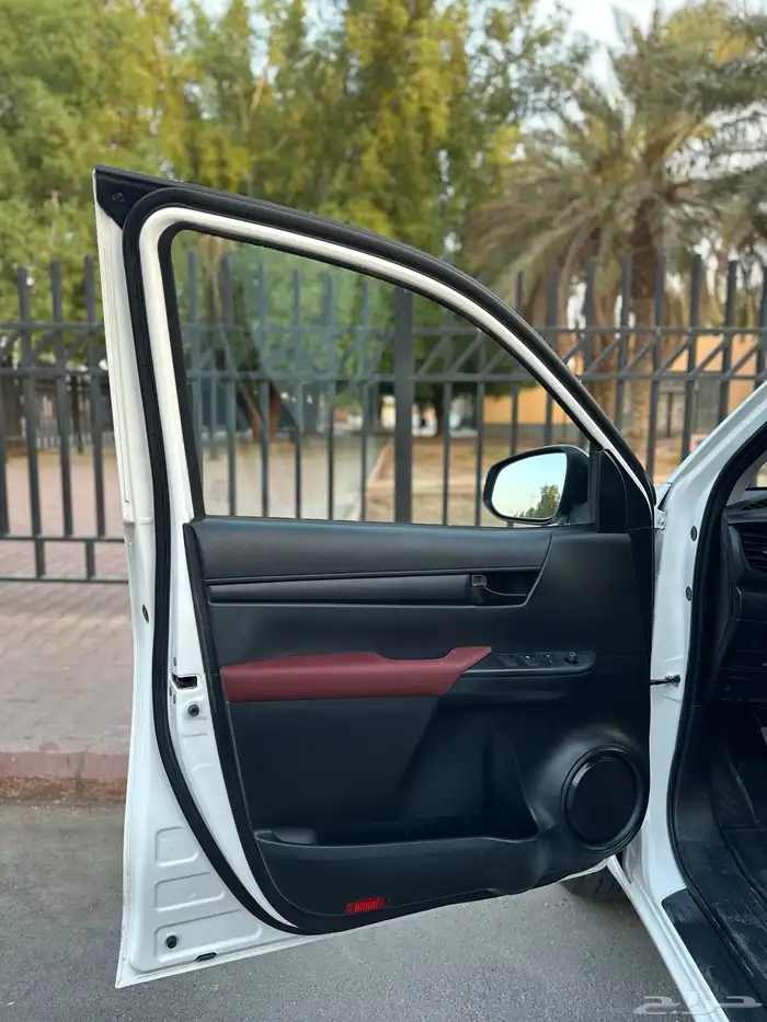 تويوتا هايلوكس GL موديل 2022 قير عادي ديزل 14