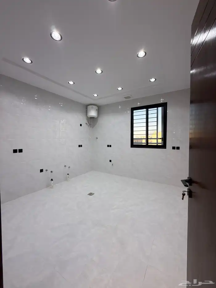 للبيع ارواف علويه 9غرف وشقق ارضيه ببايكة سيارة ف درة الموسي 28