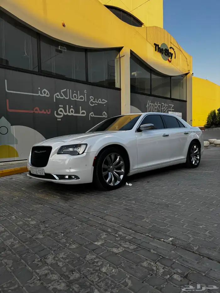 كرايسلر v8 أبيض 11