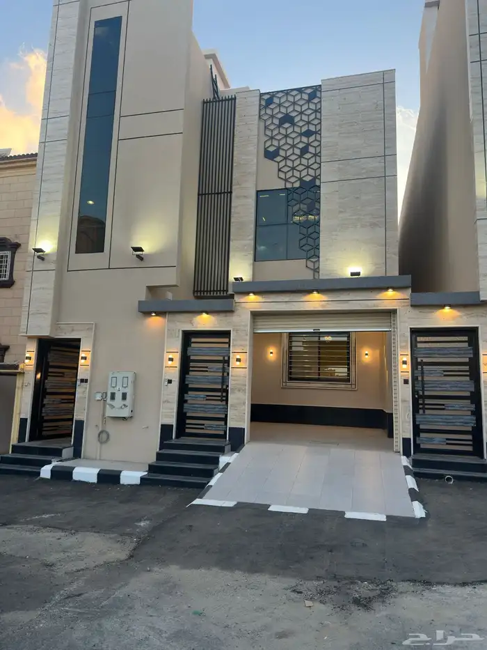 للبيع روف مع ملحق من8 غرف ومشب شرق الخميس 13