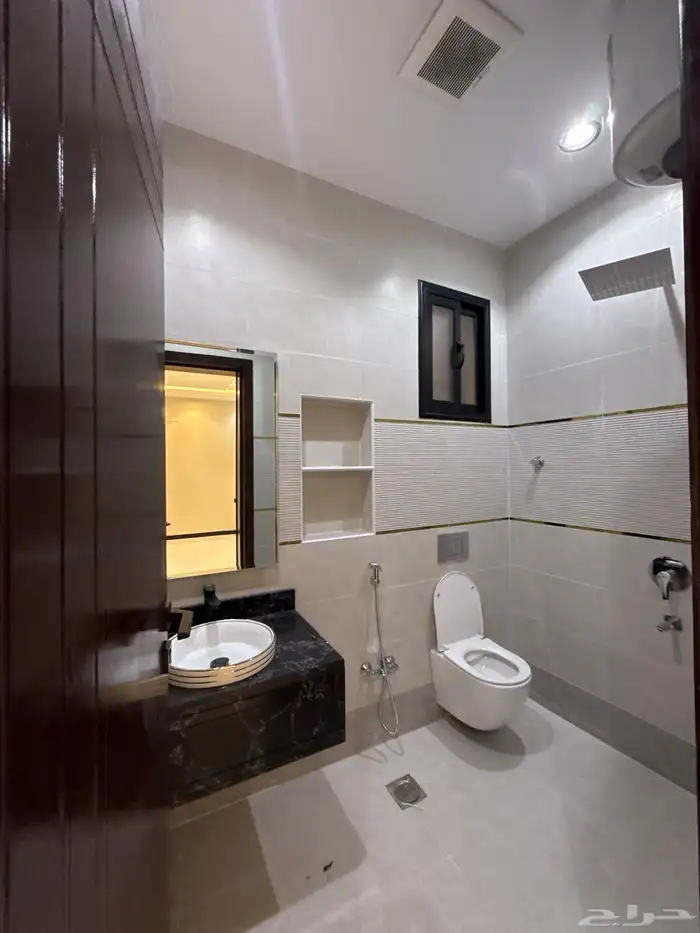 للبيع ارواف علويه 9غرف وشقق ارضيه ببايكة سيارة ف درة الموسي 35