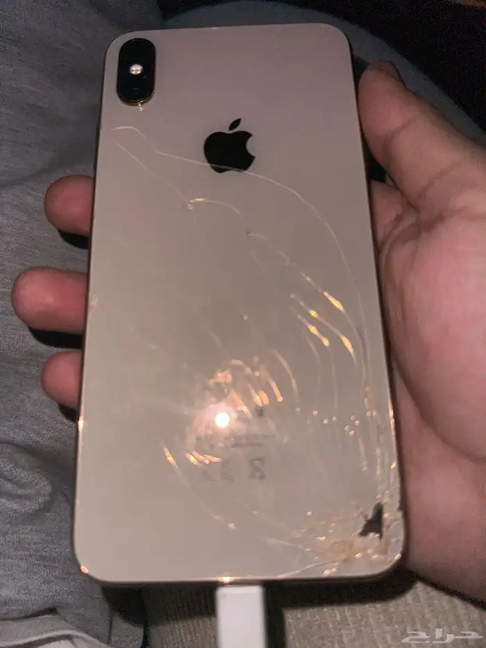 جوال ايفون اكس ماكس برو ذهبي يبغاله شاشه ومنكسر من ورا 0