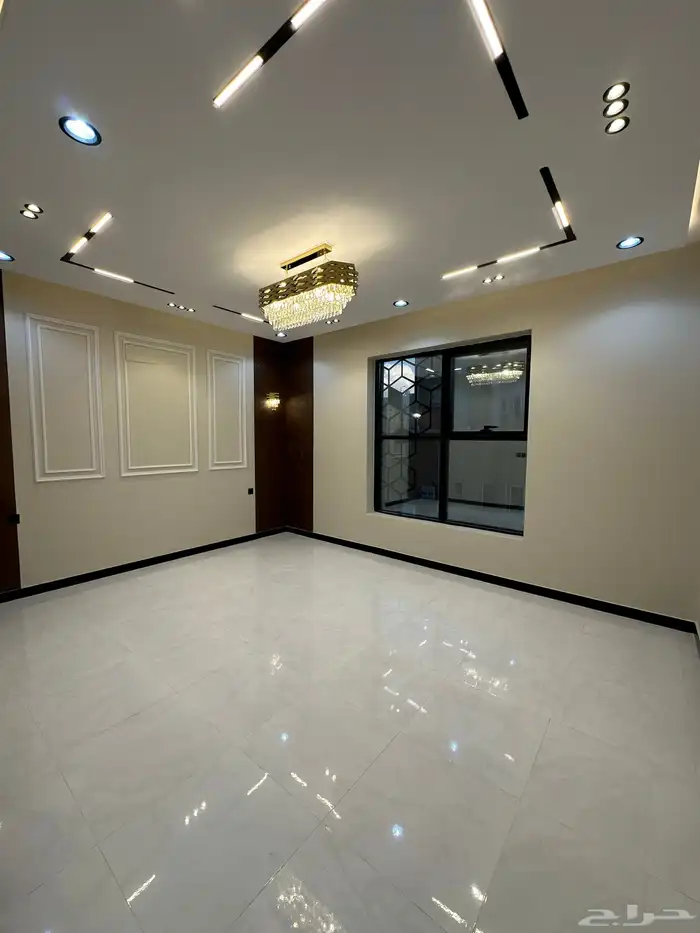 للبيع روف مع ملحق من8 غرف ومشب شرق الخميس 0