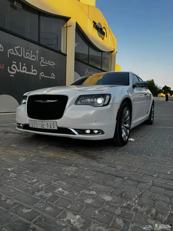 كرايسلر v8 أبيض 4