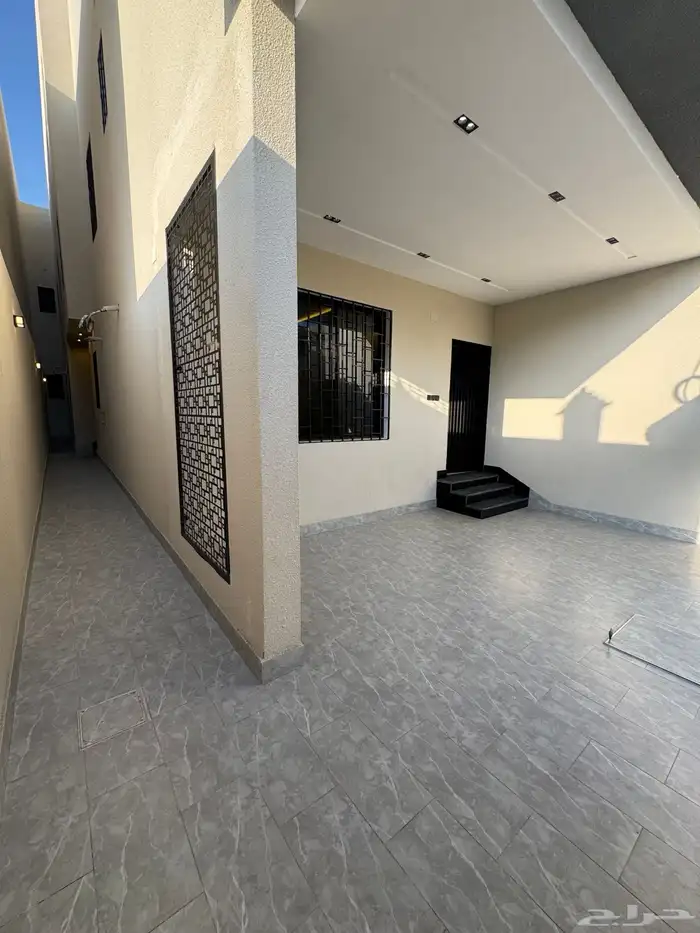 للبيع مقابل نادي ضمك شقق تمليك أرضي بمدخل سياره تشطيب vip 3