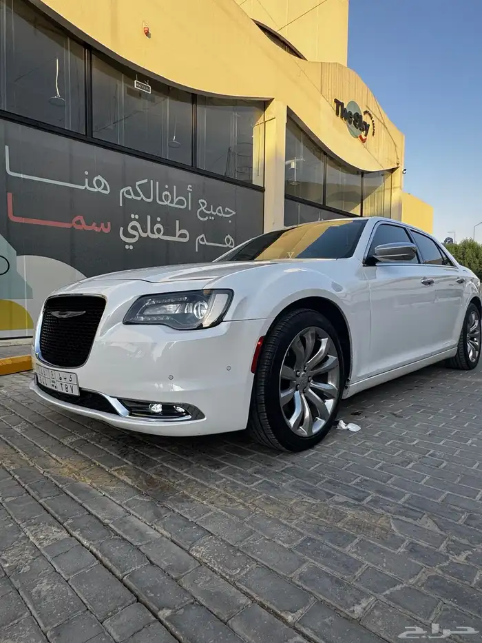 كرايسلر v8 أبيض 7