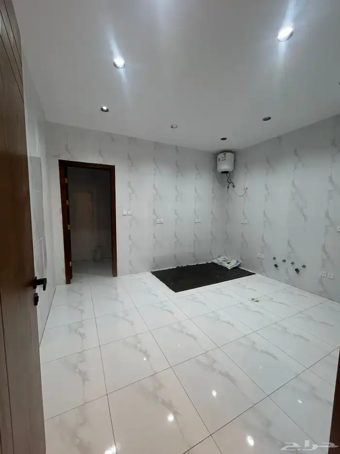 للبيع دور ارضي6غرف بحوش وسيع شمال الخميس 7