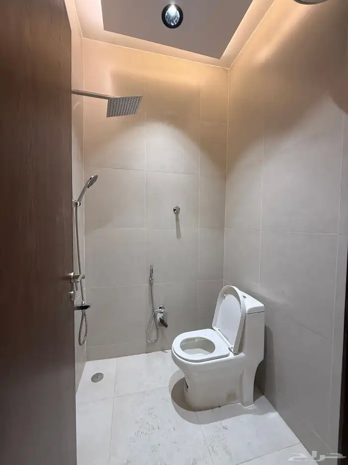 للبيع شقق ارضيه بمداخل مستقله وشقق علويه بملحق ف حي حسام 23