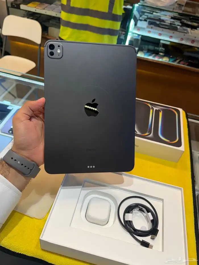 آيباد برو 2024 معالج M4 مع كرتونه وكامل اغراضه جدا  نضيف 0